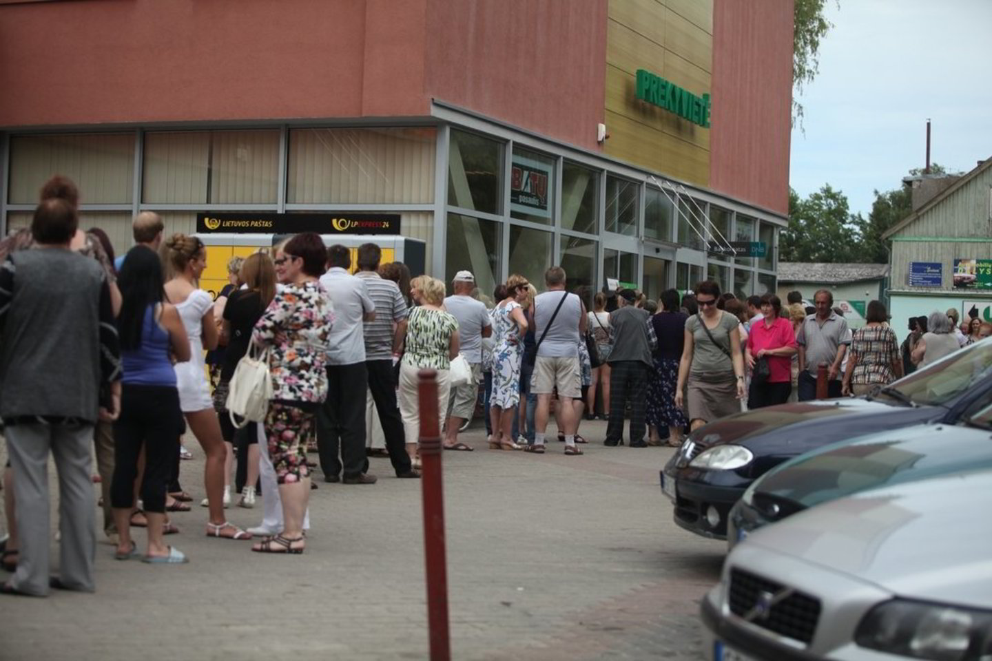 Šilutėje prie "Swedbank" nutįso milžiniškos eilės.