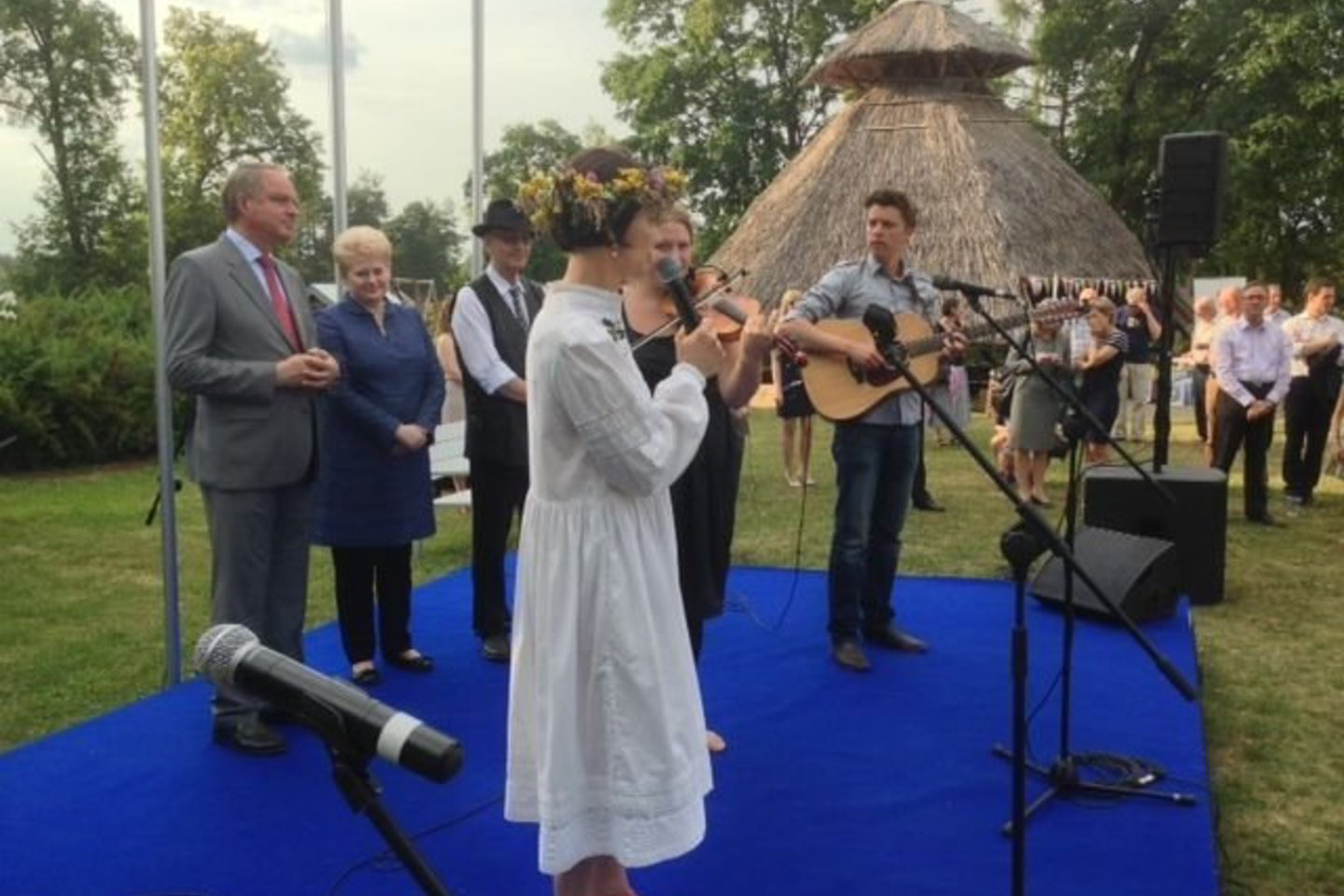 Prezidentė kartu su šventės dalyviais klausėsi švedų, norvegų ir danų tradicinių dainų.