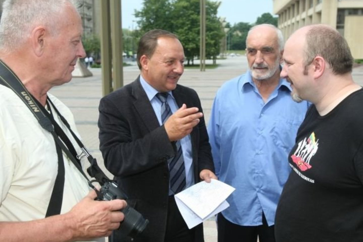 Seimo nariai „darbietis“ Gediminas Jakavonis ir „Drąsos kelio“ partijos frakcijos atstovas Algirdas Patackas siūlo spalį rengti referendumą dėl žemės pardavimo užsieniečiams uždraudimo.