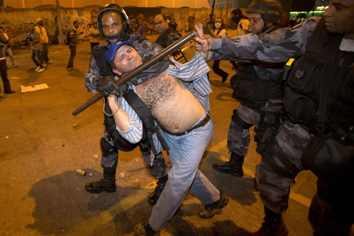 Brazilijoje nesiliauja šimtatūkstantiniai protestai dėl šalies išlaidavimo sporto renginiams.