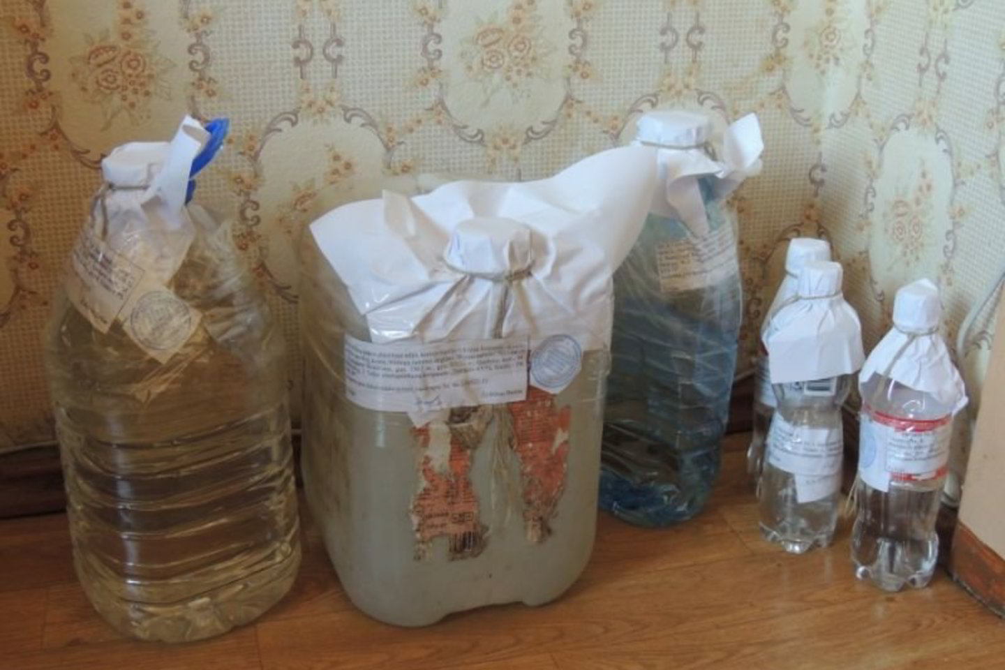 Dėl namų gamybos stiprių alkoholinių gėrimų laikymo Šilutės policijoje pradėtas ikiteisminis tyrimas, o vyriškiui gresia baudžiamoji atsakomybė.