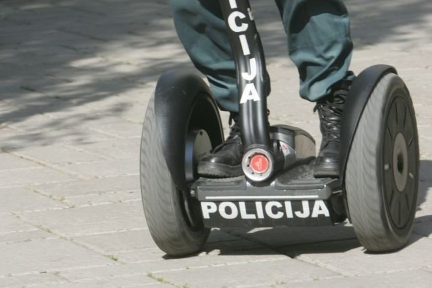 Vasarą miestų policininkai lipa ant riedžių.