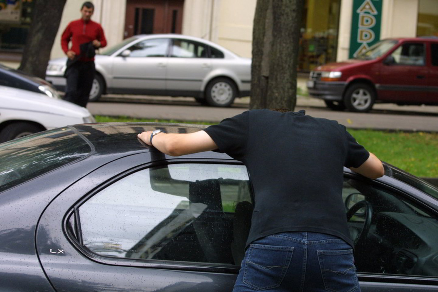 Automobilis buvo užrakintas, tačiau paliktu praviru langu.