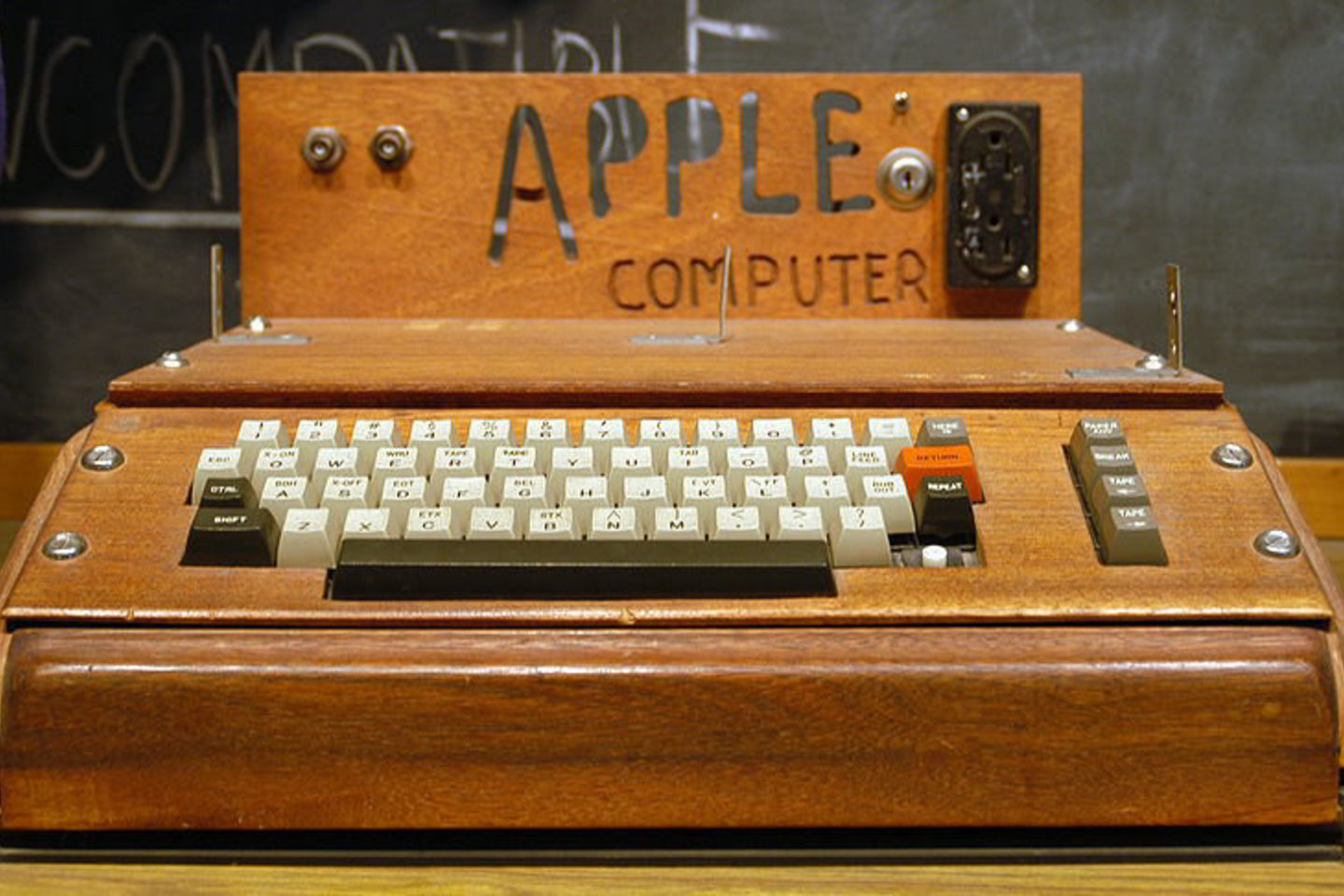 Pirmadienį aukcione „Christie's“ pasirodė vienas iš kelių likusių „Apple I“ originalių kompiuterių.