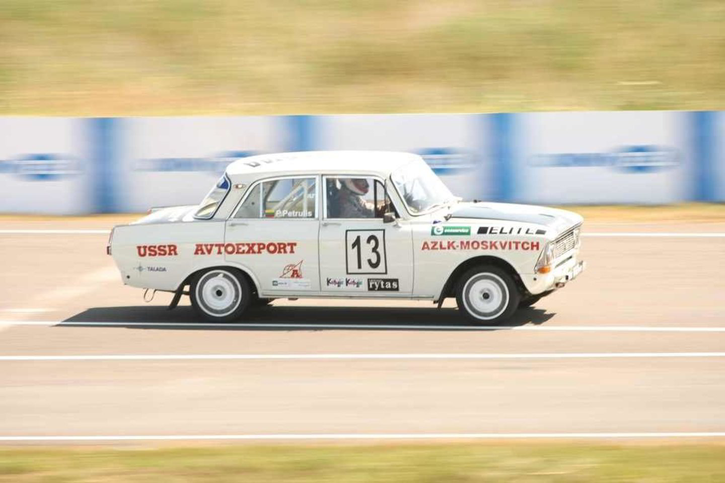 Per trejus metus net du kartus istorinių automobilių lenktynių nugalėtojų laurai iškeliavo į Didžiąją Britaniją, o kartą jose triumfavo kaunietis Dovilas Čiutelė.
