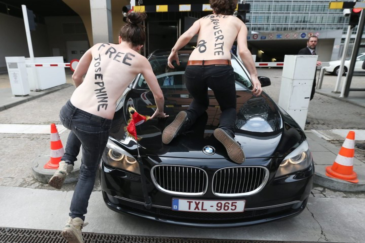 „Femen“ aktyvisčių apnuogintomis krūtimis taikiniu šįkart tapo Tuniso ministro pirmininko automobilių kortežas.