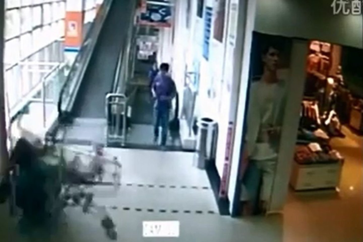 Vežimėlis trenkėsi į moterį ir nustūmė į priekį penkis–šešis metrus.