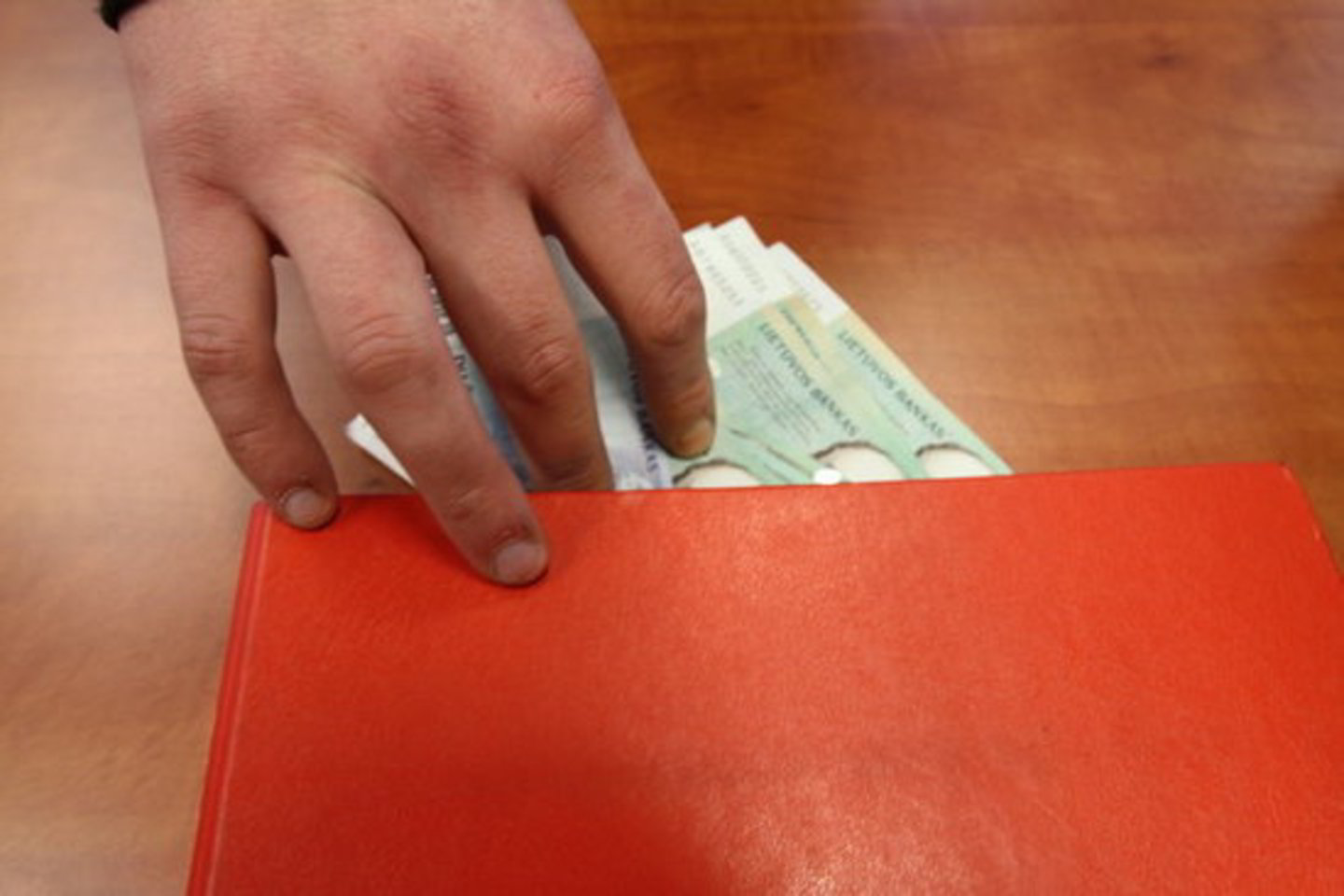 Supratęs, kad prisivirė košės, vyriškis ėmė policininkams brukti 100 litų banknotą.