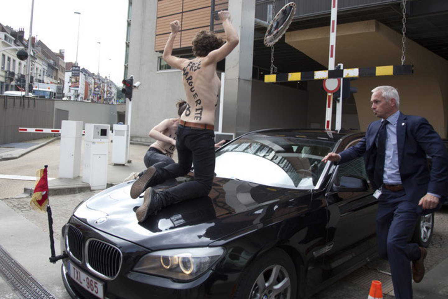 Apeliacinio teismo išvakarėse Briuselyje trys pusnuogės feministės, užšokusios ant Belgijoje viešinčio Tuniso premjero Ali Larayedho automobilio, reikalavo paleisti šioje Šiaurės Afrikos šalyje įkalintas jų koleges.