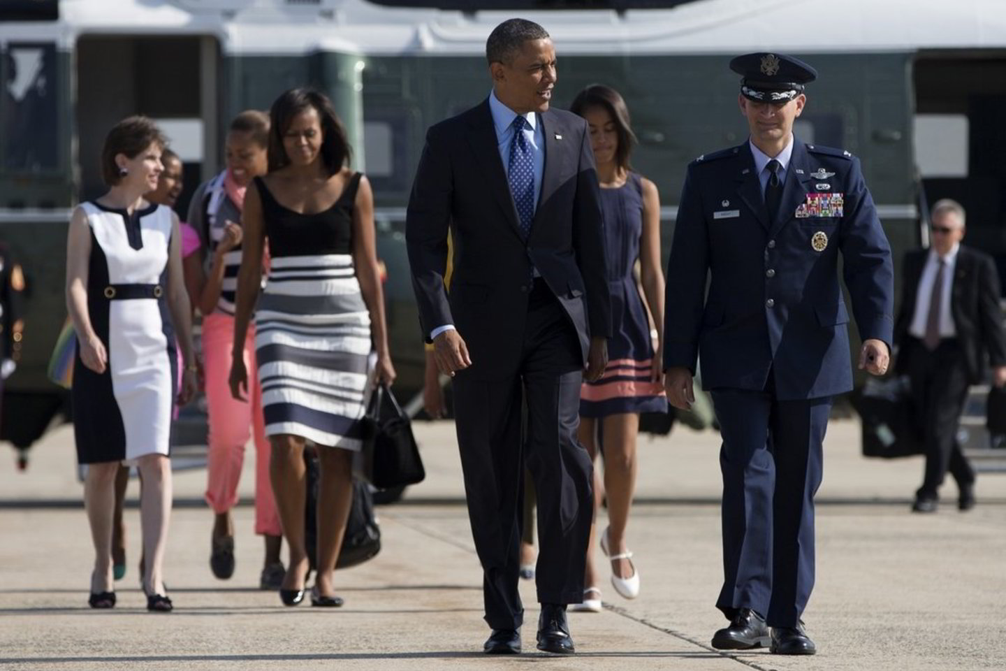 Prezidentas Barackas Obama pakeliui į lėktuvą, kuriuo skris į Afriką.