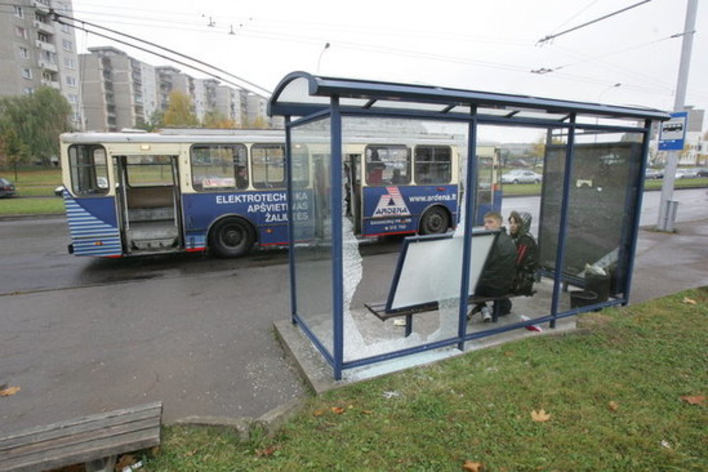numatoma, kad vienoje iš Kauno zonų turės būti įrengtos atsparios antivandalinės stoginės, kur stiklas bus keičiamas kitokiomis medžiagomis.