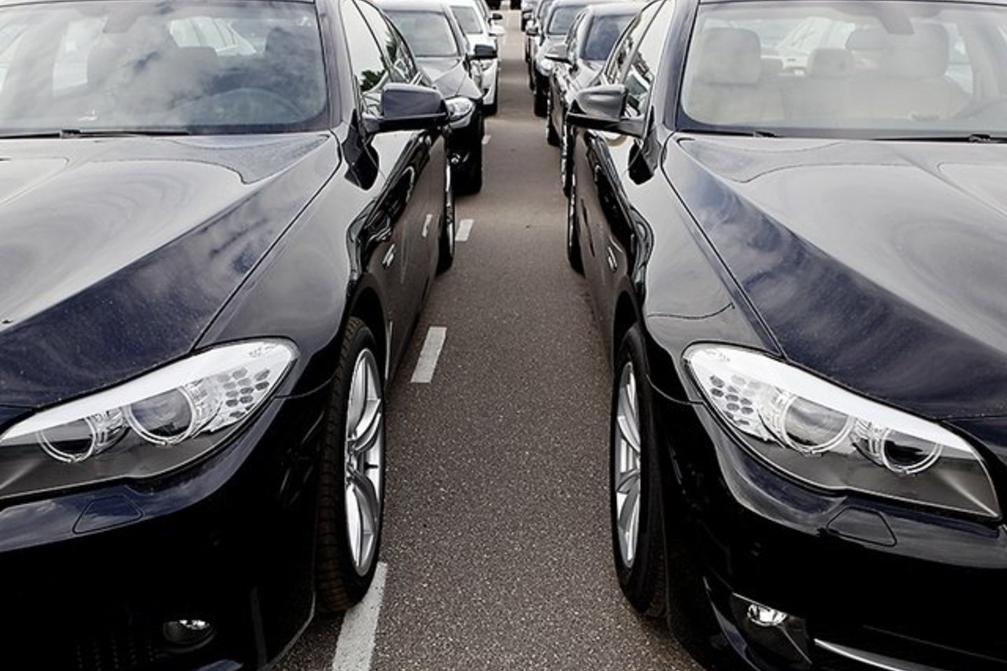 Pagal paramos sutartis, pasirašytas su URM, „Krasta auto“ yra įsipareigojusi teikti BMW automobilius, o „Orlen Lietuva“ – degalus visam pirmininkavimo laikotarpiui.