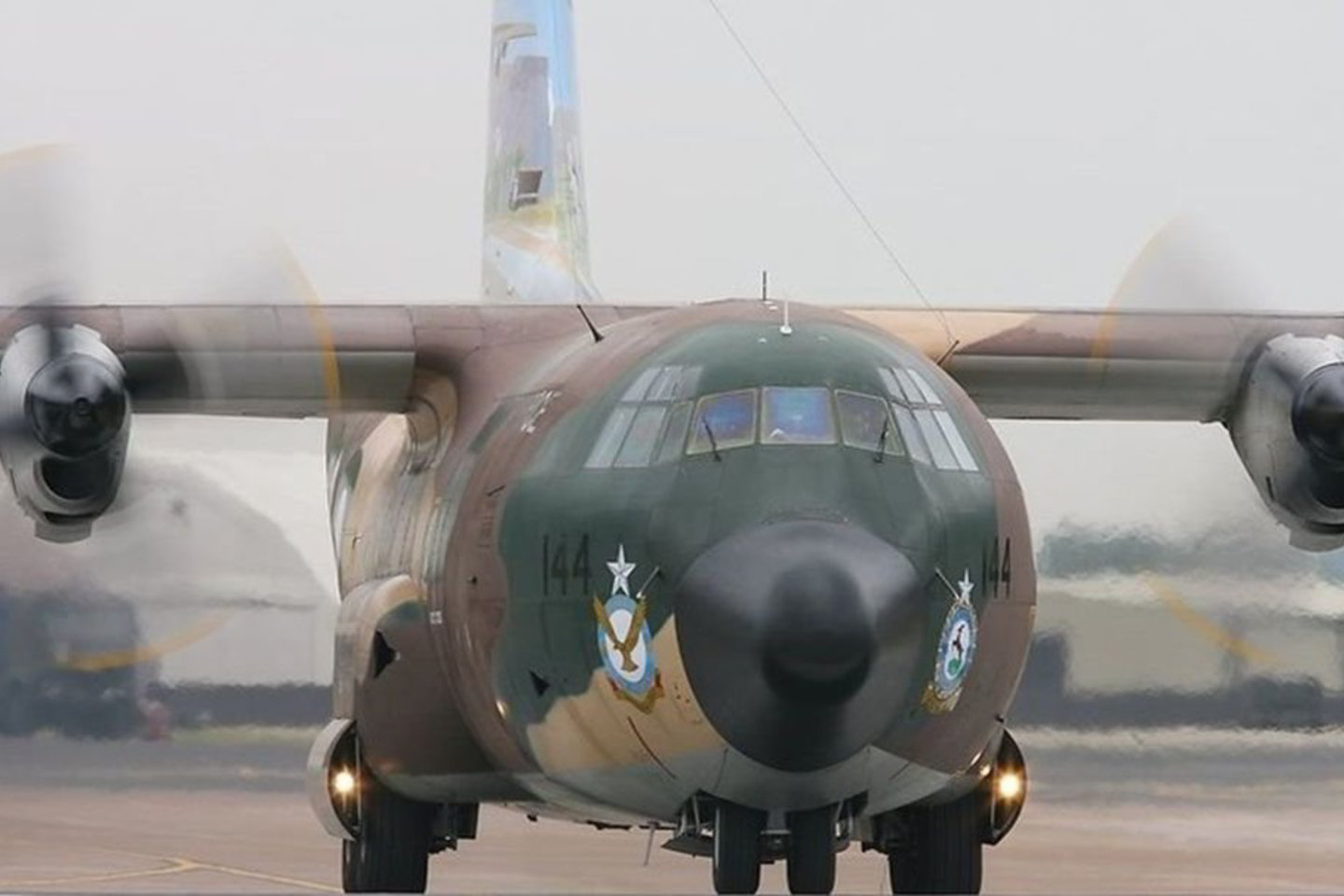 Pakistano karinis lėktuvas „Hercules C-130“ dėl variklio gedimo įstrigo Charkovo oro uoste