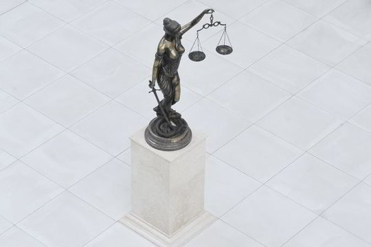 Europolo ieškotą nusikaltėlių vadeivą paleidęs Vilniaus teisėjas atsiėmė prašymą atleisti