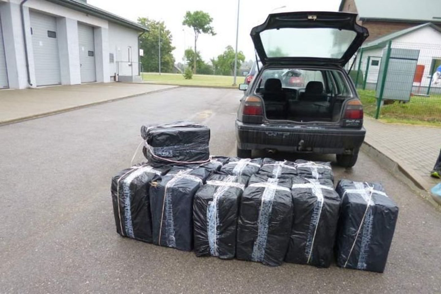 Įvykio vietoje pasieniečiai aptiko 12 į juodą polietileno plėvele įvyniotų ir lipnia juosta apklijuotų cigarečių „Jin Ling“ dėžių.