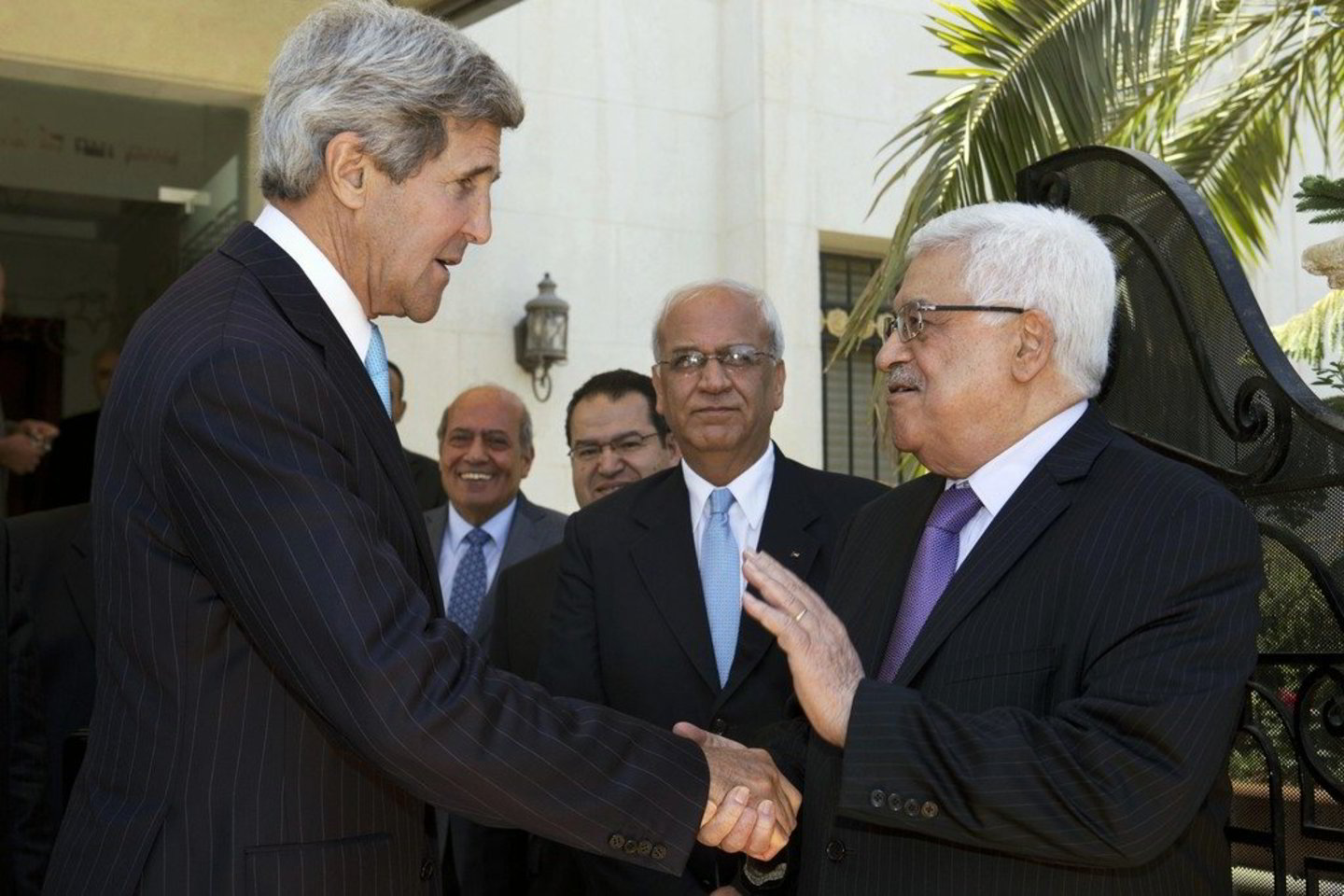 J. Kerry bendrauja su Palestinos prezidentu Mahmoudu Abbasu.
