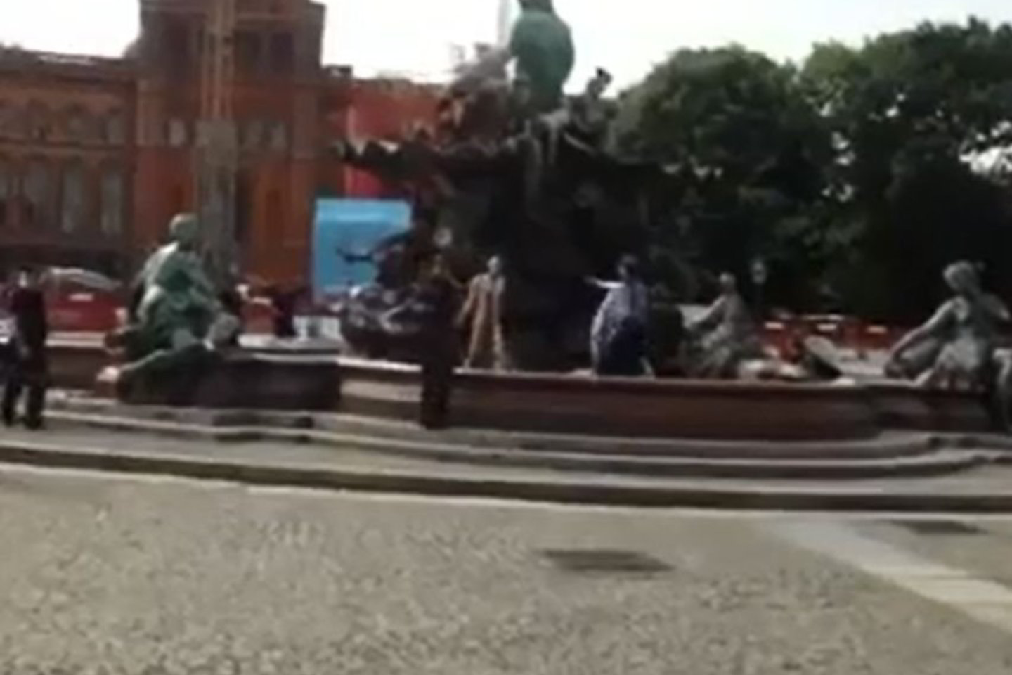 Į įspėjimus vyras nereagavo, peilio nemetė, ir šalia fontano buvęs policininkas jį nušovė.