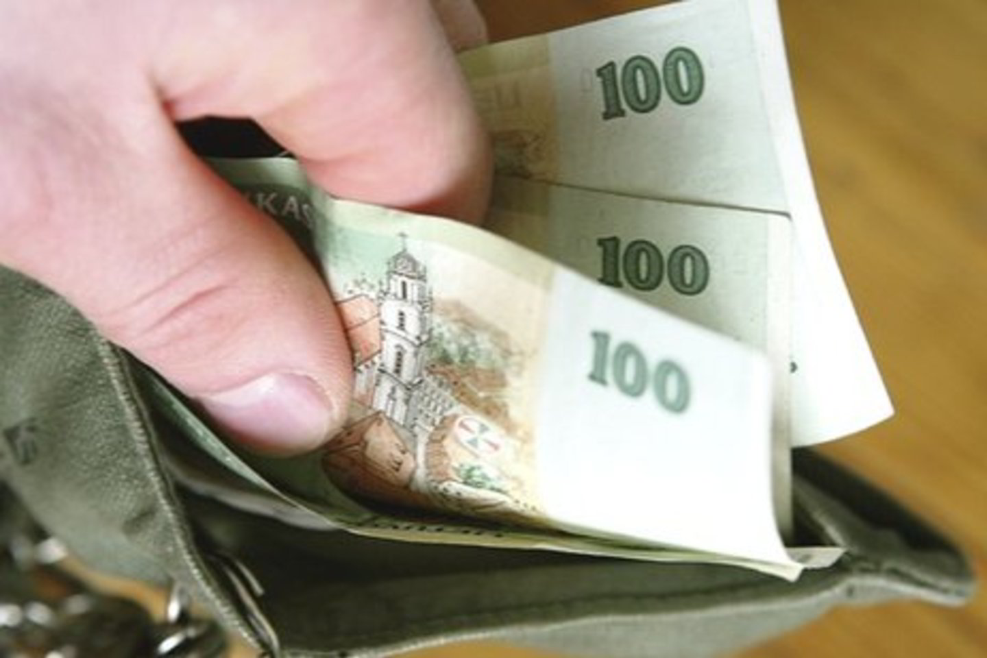 Suklastotomis 100 litų kupiūromis bandyta atsiskaityti turguje ir kioskuose.