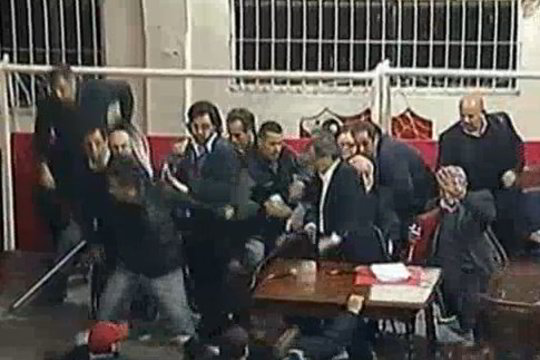 Argentinoje sirgaliai klubo prezidentą apmėtė kėdėmis (video)