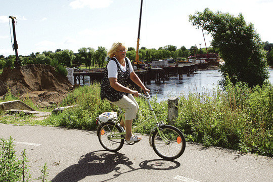 Laikiną Panemunės tiltą drįsta išbandyti tik baro lankytojai