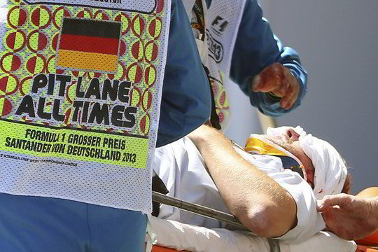 Bolido padangos parblokštas „Formulės 1“ lenktynių operatorius atsidūrė ligoninėje (video)