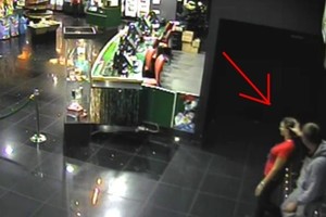 E. Dragūnas kino teatro darbuotojai trenkė į galvą ir grasino pakasti