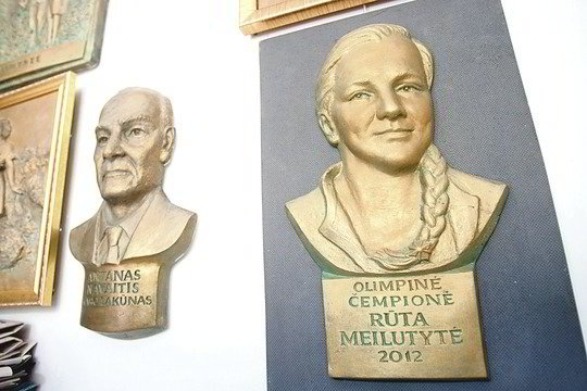 Slaugos namuose skulptorius J. Vasilevičius sukūrė ir R. Meilutytės portretą