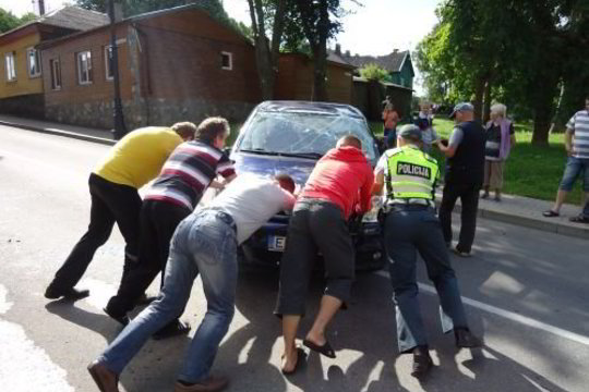Telšių vyrai padėjo atversti į avariją patekusio kunigo automobilį
