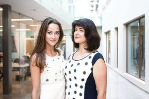 Dukrą Solvetą „Mis Lietuva 2013” konkurse palaikanti E. Daukšienė gražuolės karūna pasipuošti netroško