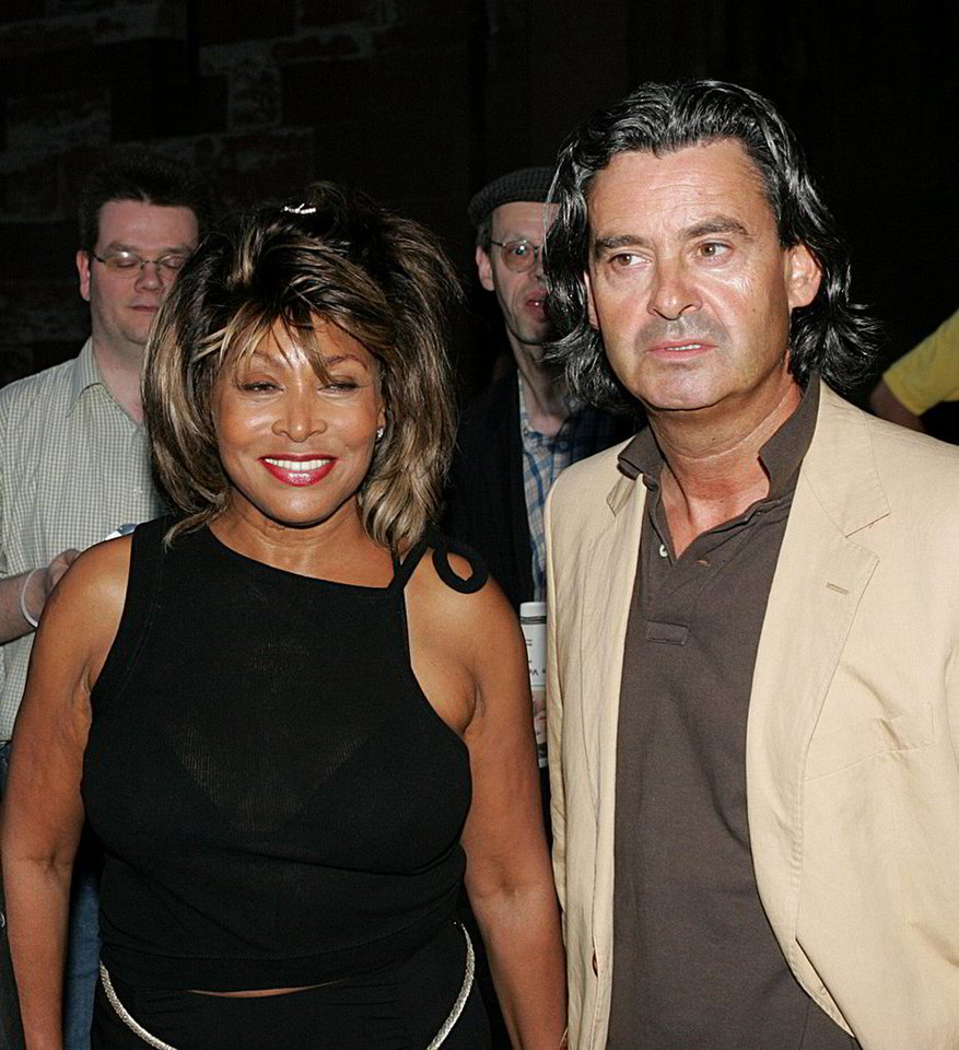 Dainininkė Tina Turner susituokė su vadybininku Erwinu Bachu, su kuriuo gyvena jau 18 metų.<br>AP