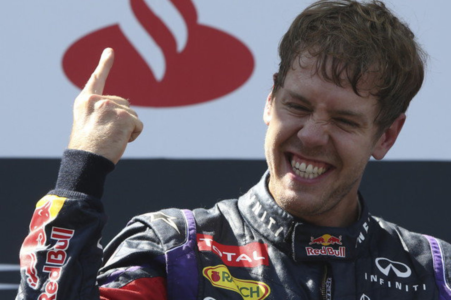 Čempionate pirmąją vietą užimantis „Red Bull“ pilotas S. Vettelis pasiryžęs švęsti pergalę ir Vengrijoje.<br>AP nuotr. iš archyvo