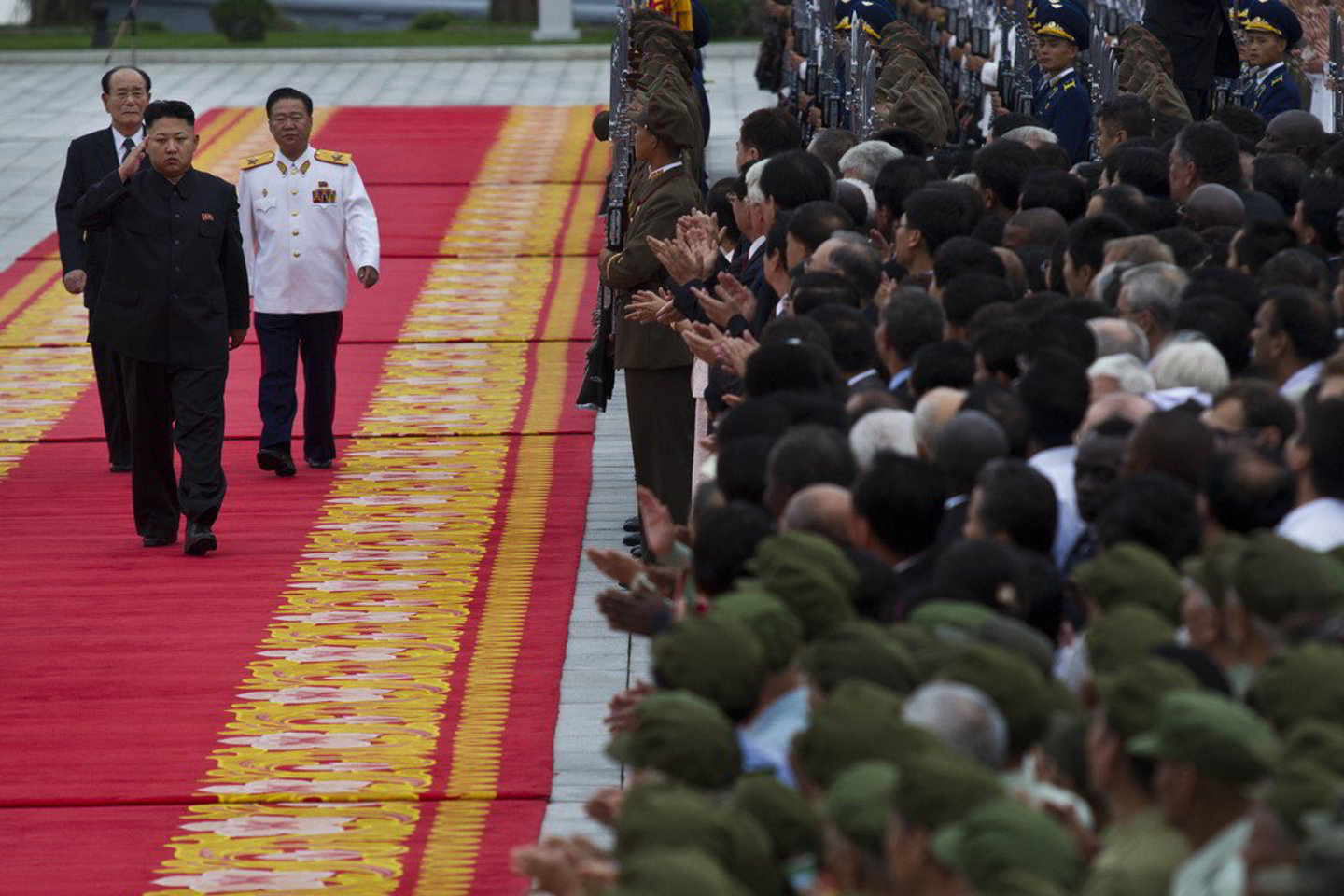 Kim Jong Uno atvykimas į paradą buvo pasveikintas fejerverkais.<br>AP