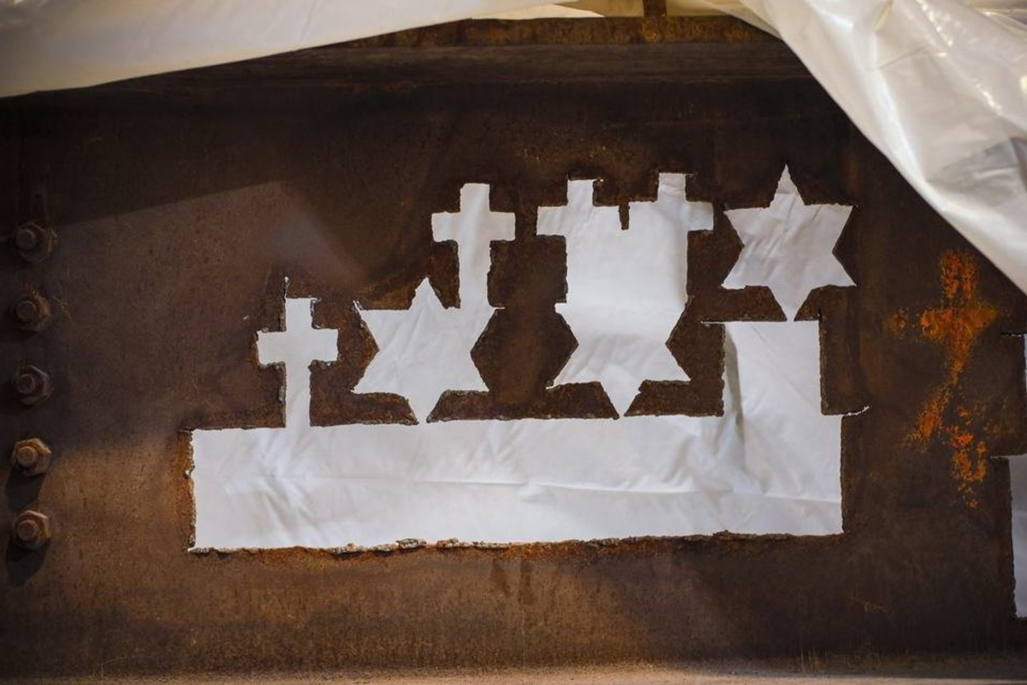 Muziejaus statybininkai per pertraukas iš plieno kūrė memorialinius simbolius.<br>Reuters