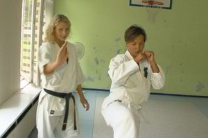 „Prieš srovę“ vedėja A. Kudabienė įsijautė į karatistės vaidmenį