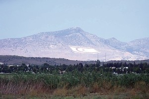 Salą skaldo istoriniai skauduliai