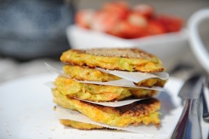 Cukinijų ir morkų blyneliai su avižiniais dribsniais