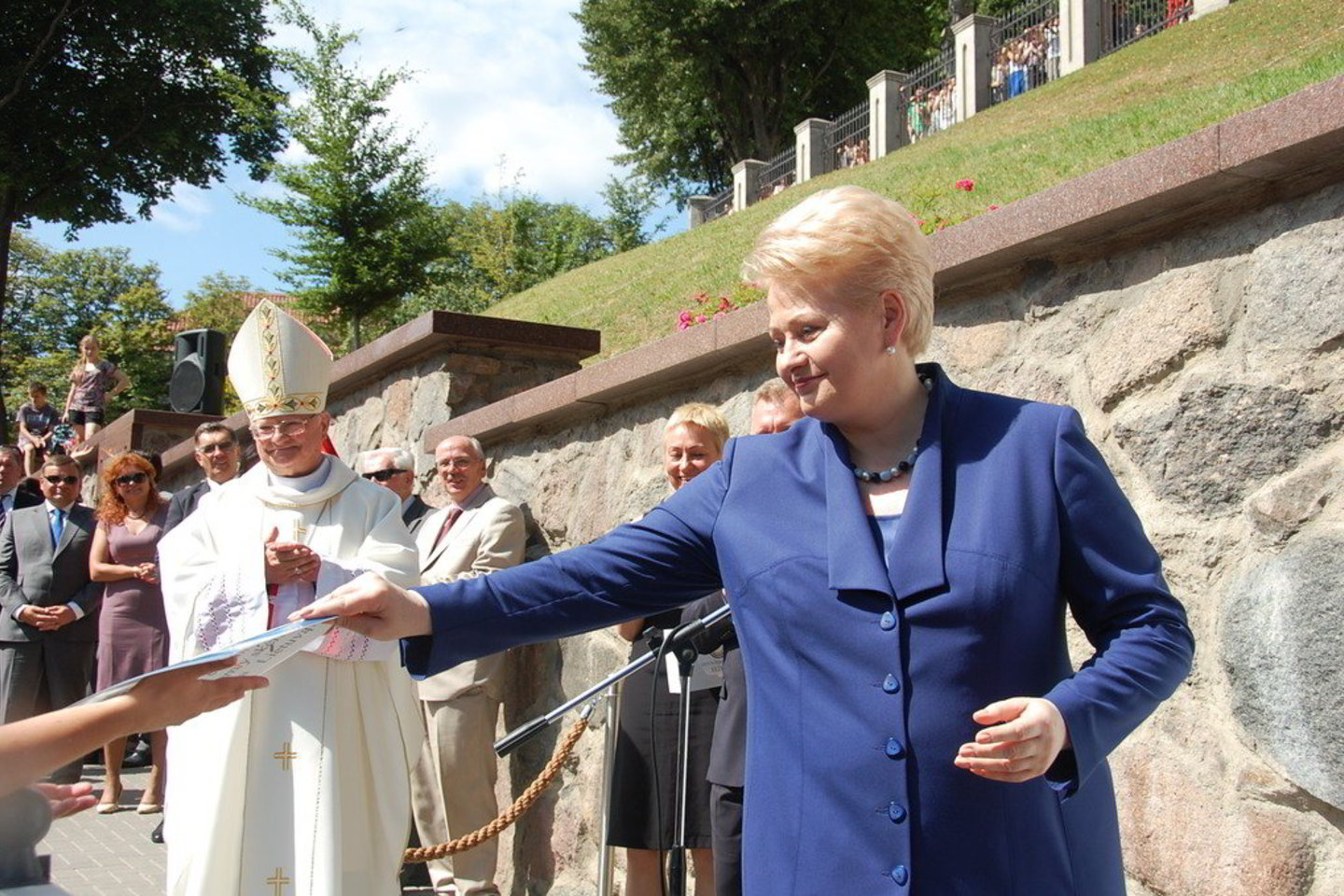 Plojimais, šūksniais žmonės pasitiko prezidentę D. Grybauskaitę.<br>G. Akavickienė