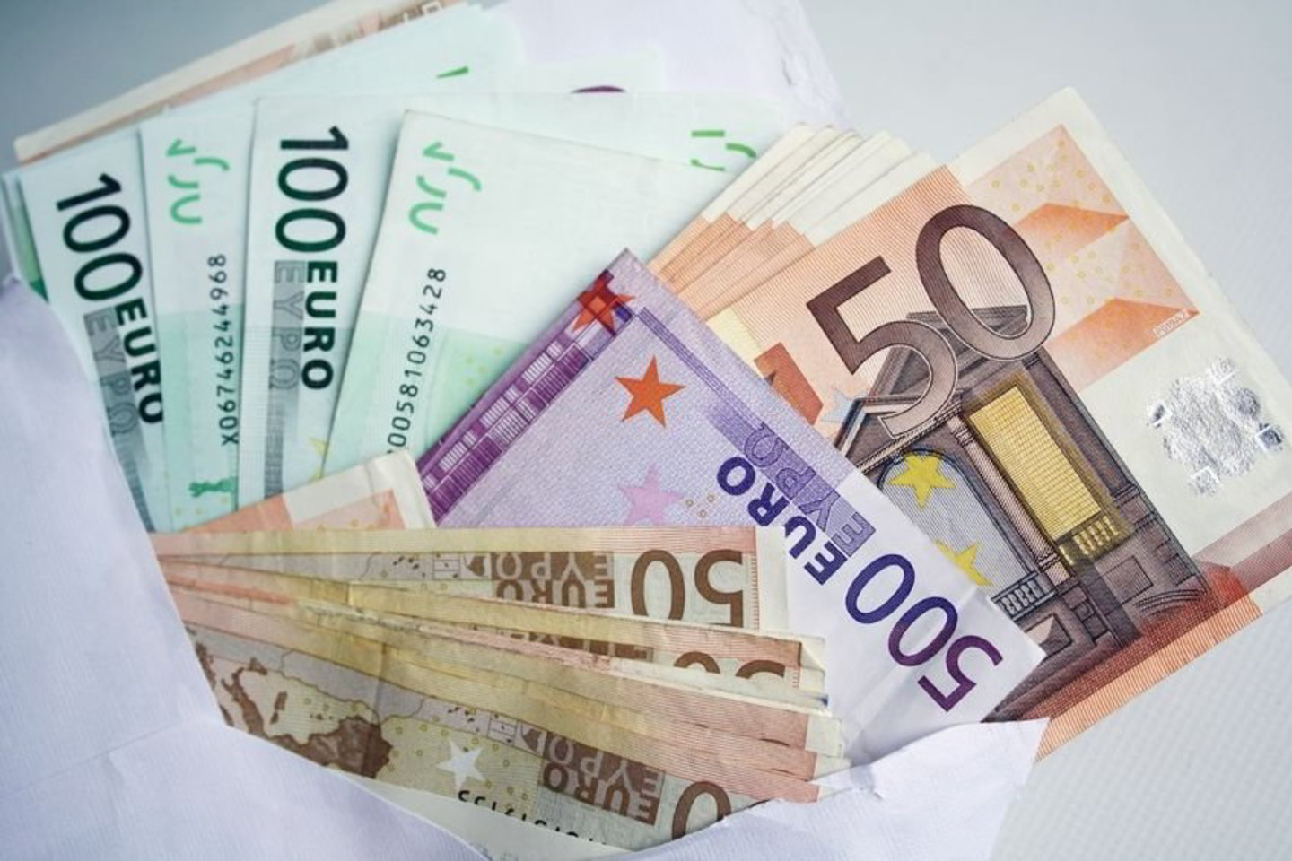 69 m. bendrovės direktorei pareikšti kaltinimai dėl sukčiavimo, didelės vertės svetimo turto pasisavinimo, apgaulingo apskaitos tvarkymo bei netikro dokumento pagaminimo.
