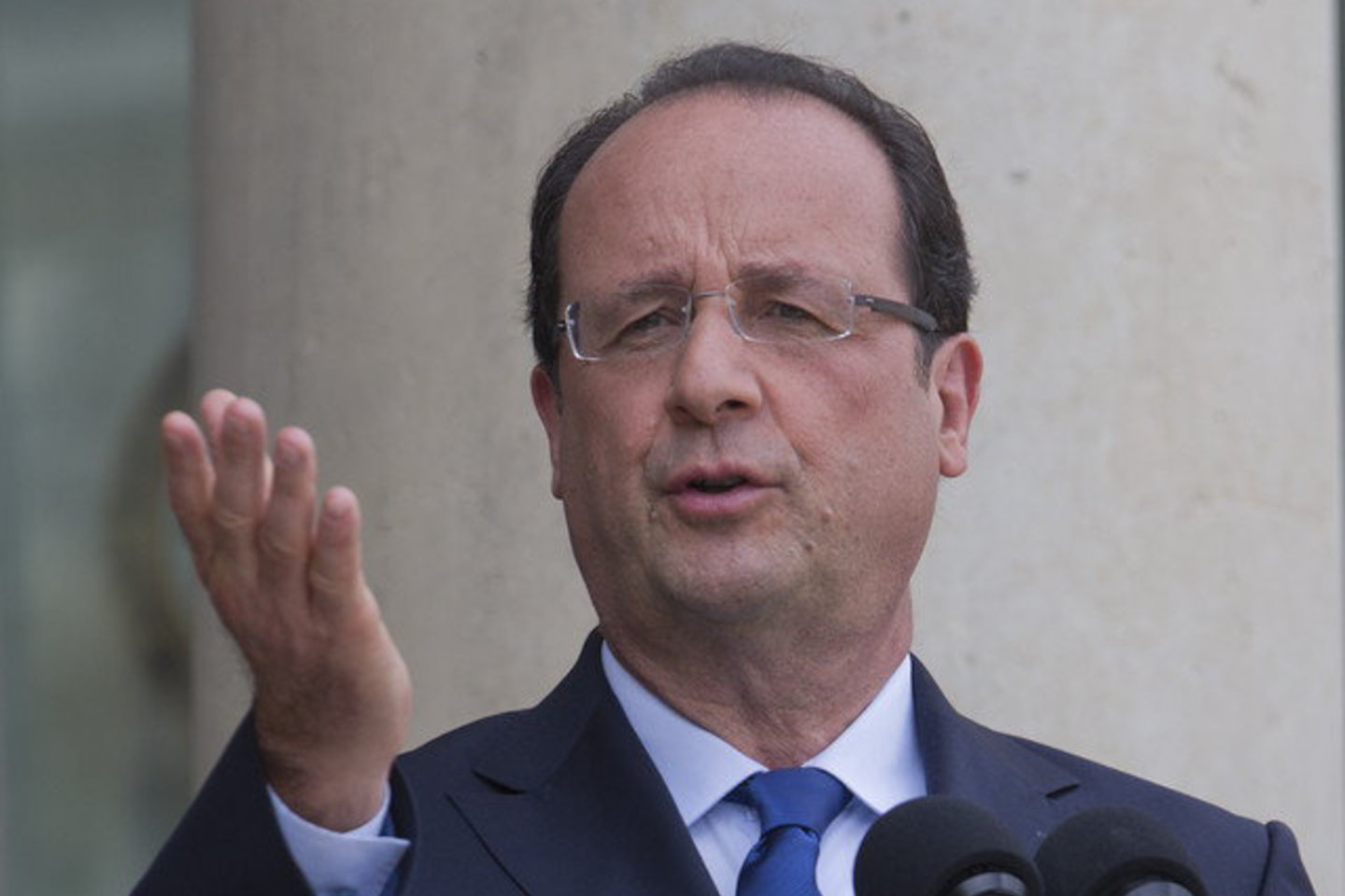 Prancūzijos prezidentas F. Hollande'as vis dar viliasi, kad padėtis pasikeis.