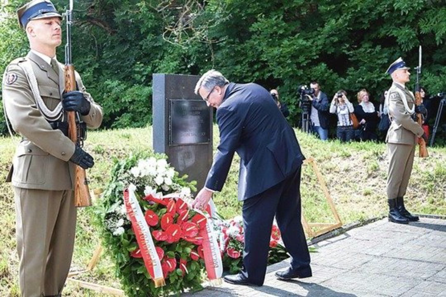 70-osios Voluinės tragedijos metinės, per kurias Lenkijos prezidentas B.Komorowskis vienas padėjo gėlių vainiką prie nužudytų lenkų kapų, tiktai dar labiau pakurstė nacionalistinę isteriją tiek Varšuvoje, tiek Kijeve.