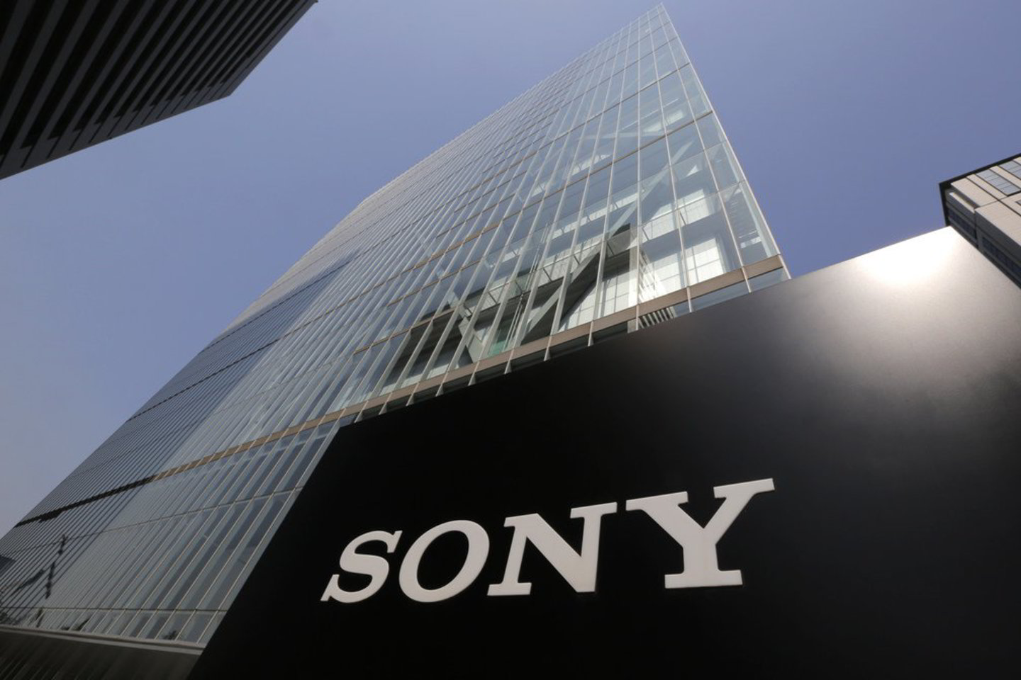 Japonijos „Sony“ atmetė vieno iš didžiausių savo akcininkų, draudimo fondo „Third Point“, pasiūlymą atskirti pramogų padalinį „Sony Pictures“ nuo pagrindinės bendrovės.