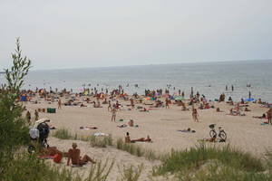 Nuogas moteris pliaže varsto gašlūs žvilgsniai