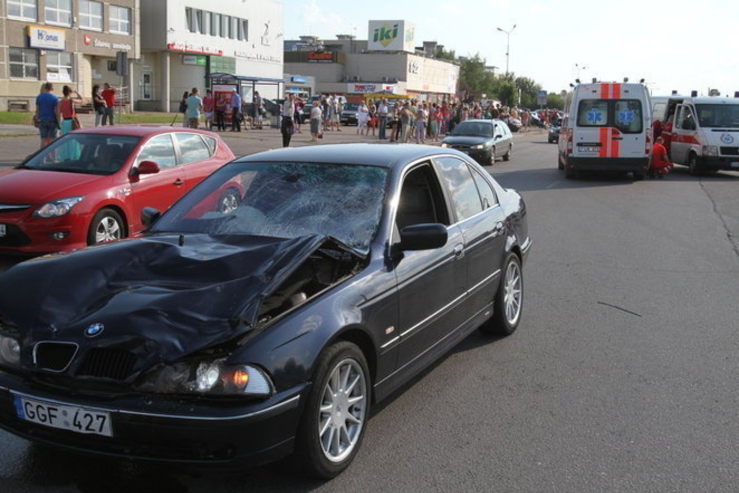 Jaunuolio vairuojamas BMW liepos 3 dieną Kaune partrenkė nereguliuojama pėsčiųjų perėja einančias 43 metų moterį su 9 metų dukra.