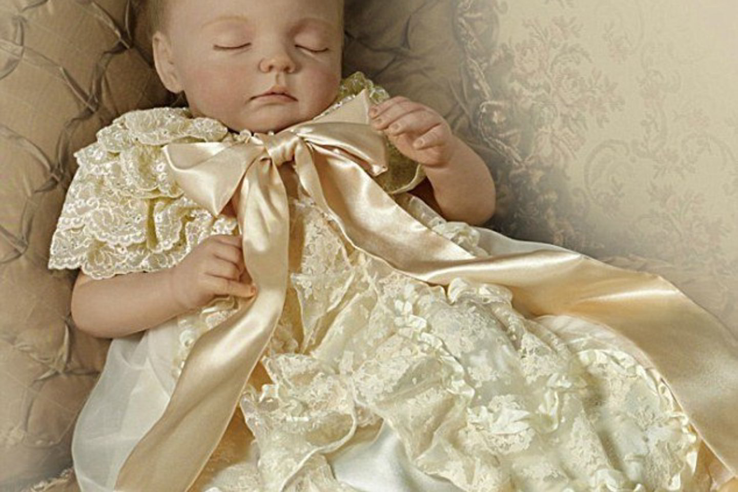Pagal karališkąjį kūdikį sukurta lėlė papuošta prabangiais drabužėliais, būdingais XIX amžiaus viduriui.