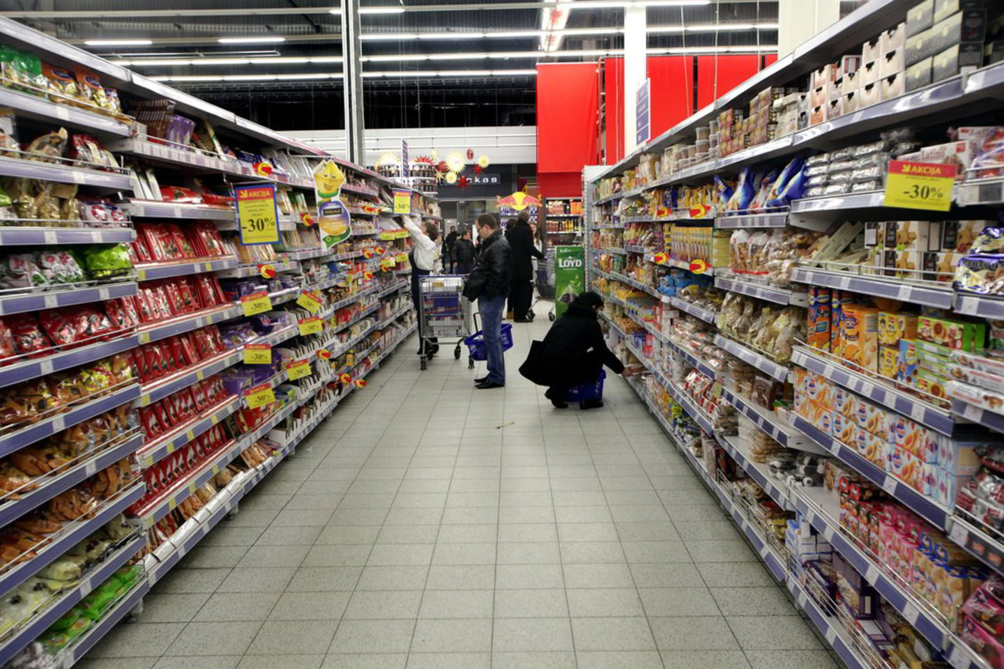 Palyginti su birželiu, sumažėjo drabužių, daržovių ir bulvių, avalynės kainos