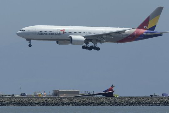„Asiana“ siūlo 10 tūkst. dolerių lėktuvo katastrofą išgyvenusiems žmonėms