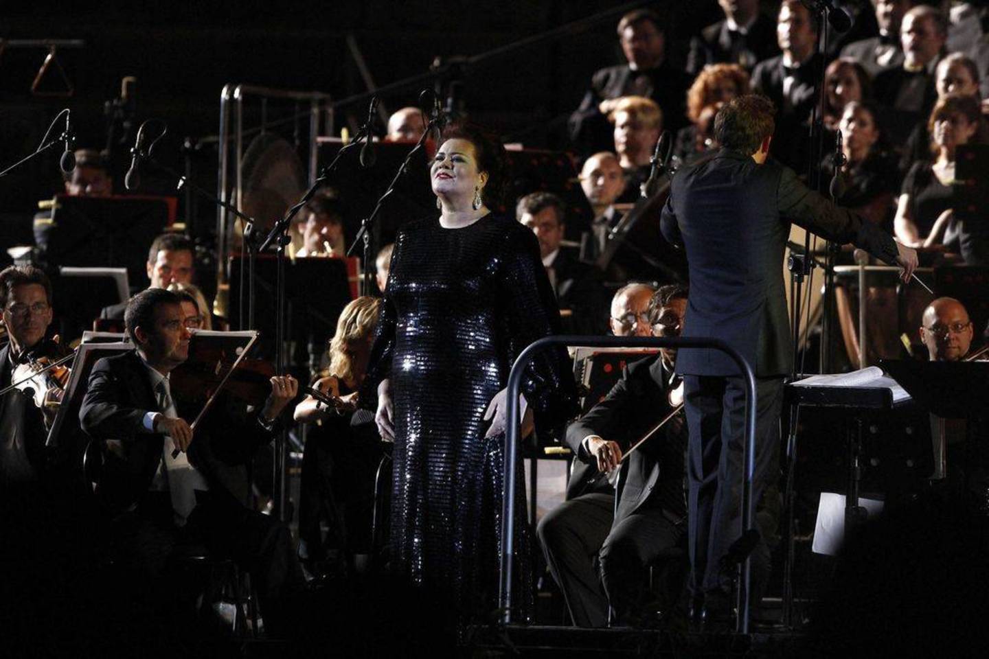 Solistai P.Domingo ir V.Urmana koncerte po atviru dangumi dainavo gražiausias G.Verdi ir R.Wagnerio operų arijas. Koncertą dirigavo D.Hardingas.<br>F.Ennevi („Fondazione Arena di Verona“) nuotr.
