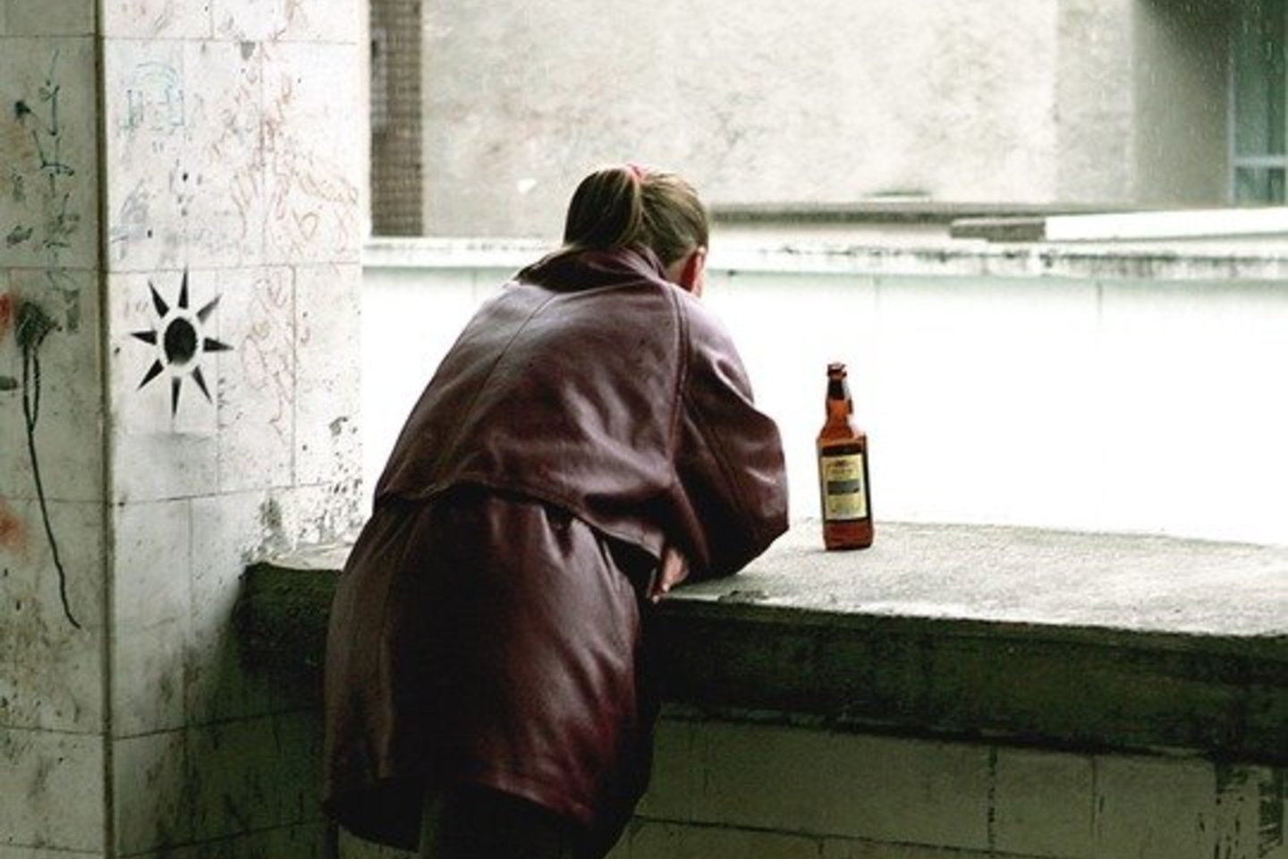 Ilgą laiką manyta, kad dažniau alkoholį vartoja žemesnių socialinių sluoksnių moterys. Bet pastaruoju metu įrodyta, jog tai – tikrai ne taisyklė.