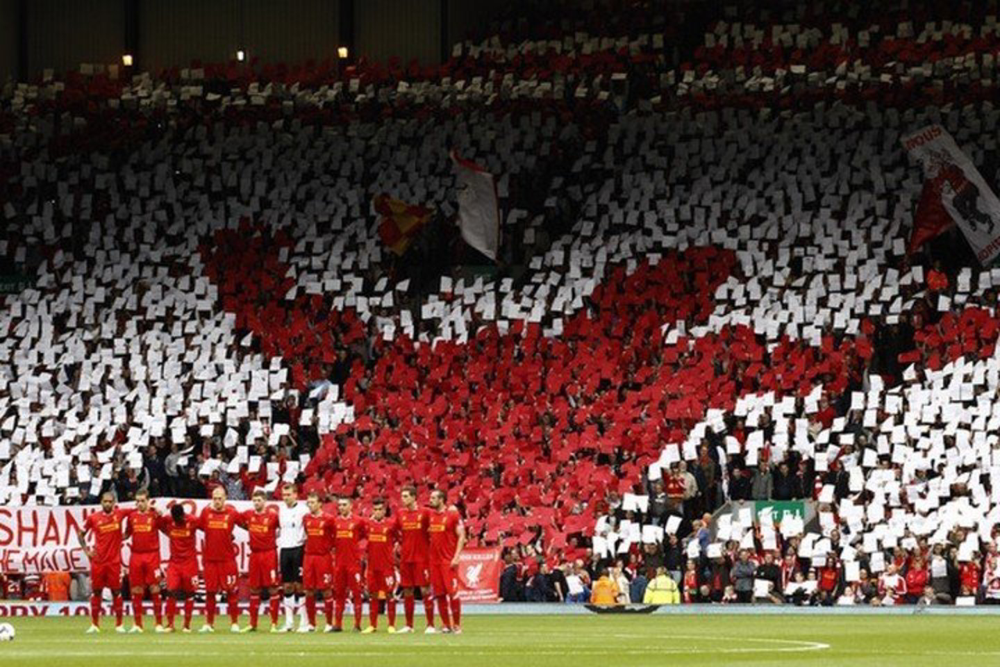 „Anfield“ tribūnos įspūdingai pagerbė buvusį komandos trenerį Billą Shankly – paminėjo šimtąsias jo gimimo metinės.