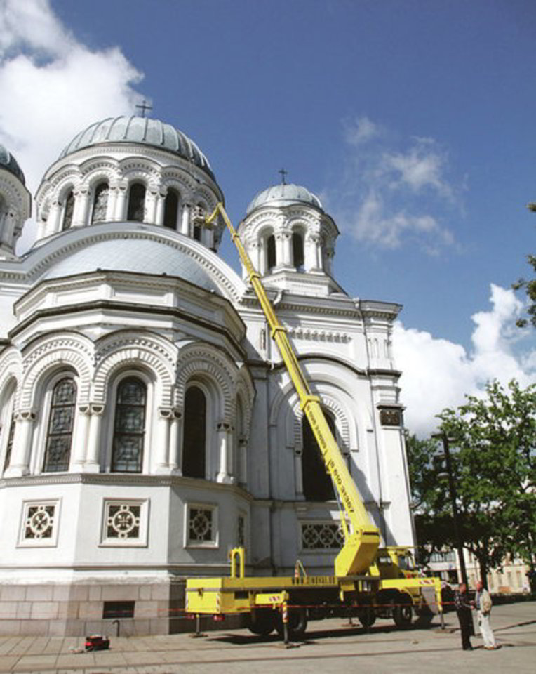 Aukštalipiai taisė ant Įgulos bažnyčios kupolo įrengtą žaibolaidį.